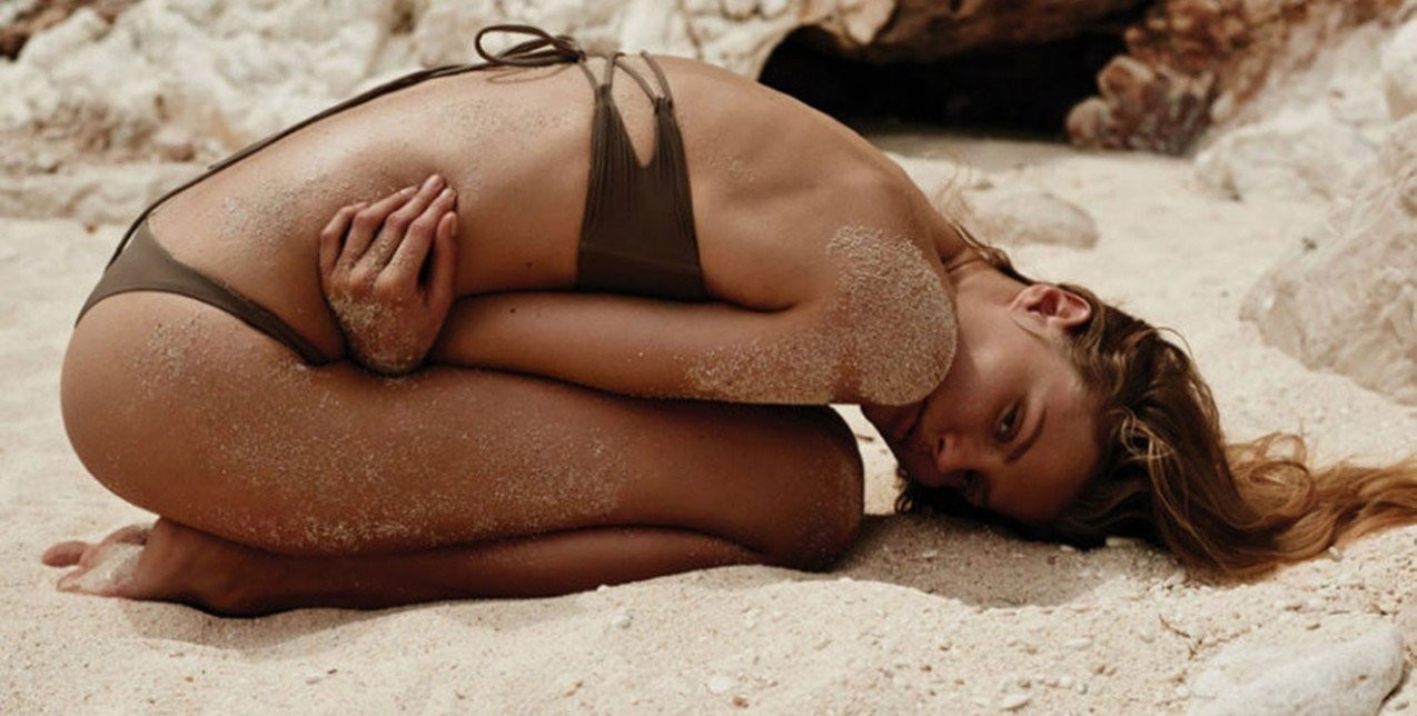 Τα shimmering body oils που θα αναδείξουν το μαύρισμά σας με τον πιο κολακευτικό τρόπο