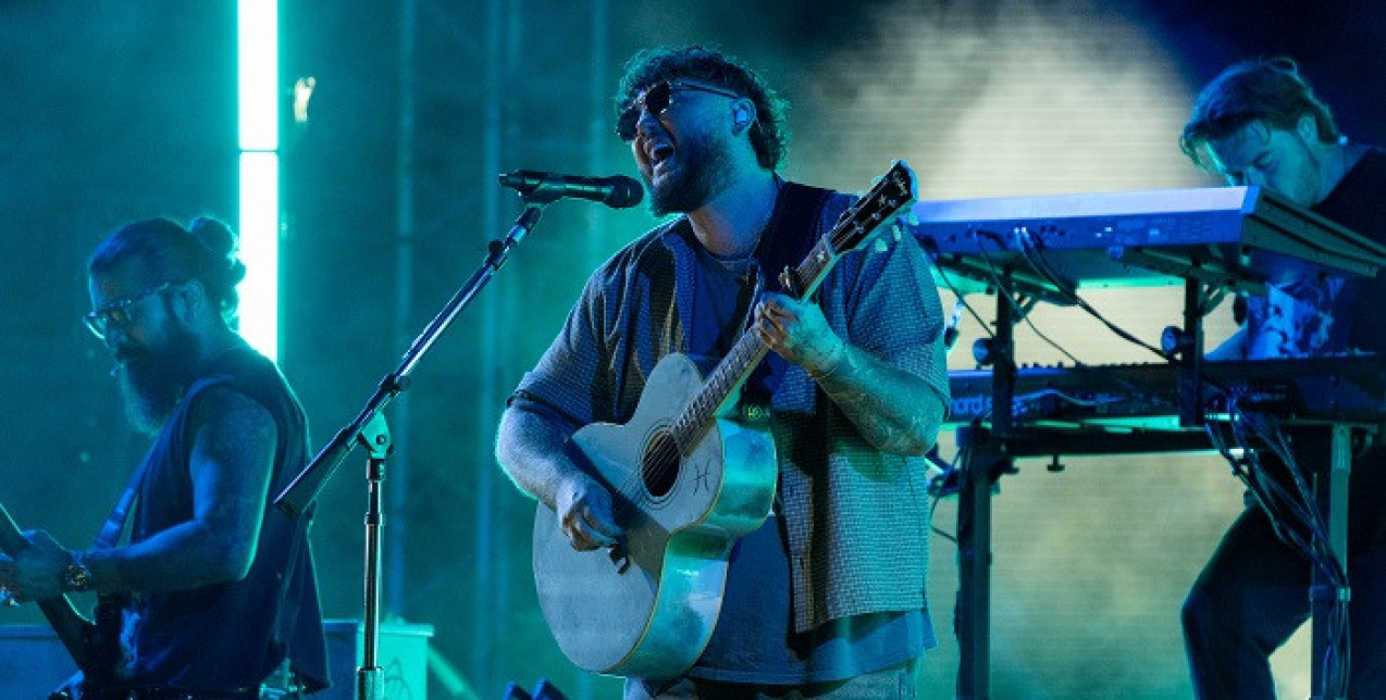 Ο James Arthur κατέκτησε το κοινό του Sani Festival και απέδειξε ότι αποτελεί την πιο αναγνωρίσιμη φωνή της σύγχρονης βρετανικής pop