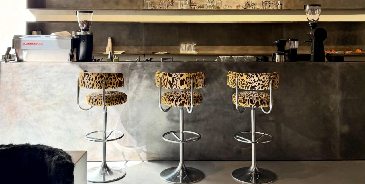 New Fashion Hotspot: Ο οίκος Saint Laurent ανοίγει το πρώτο του café στη νέα boutique της Avenue Montaigne στο Παρίσι