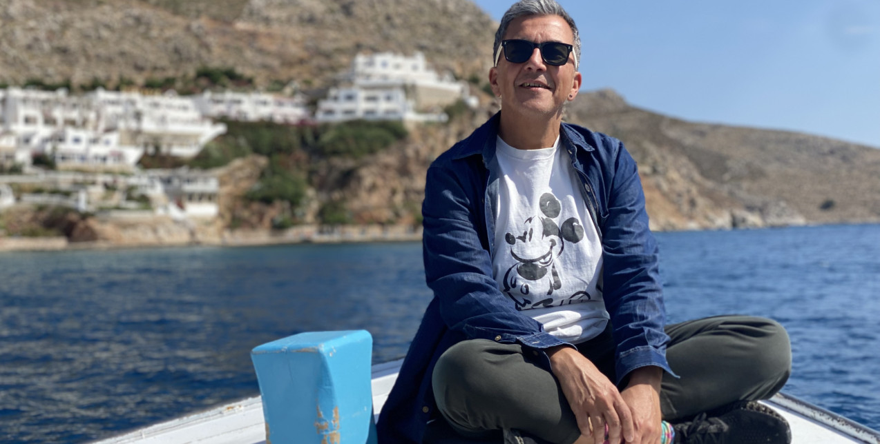 The Village Voice: Ο Κωστής Ζαφειράκης συμπλήρωσε τα 100 επεισόδια του «Κυριακή στο χωριό ξανά»