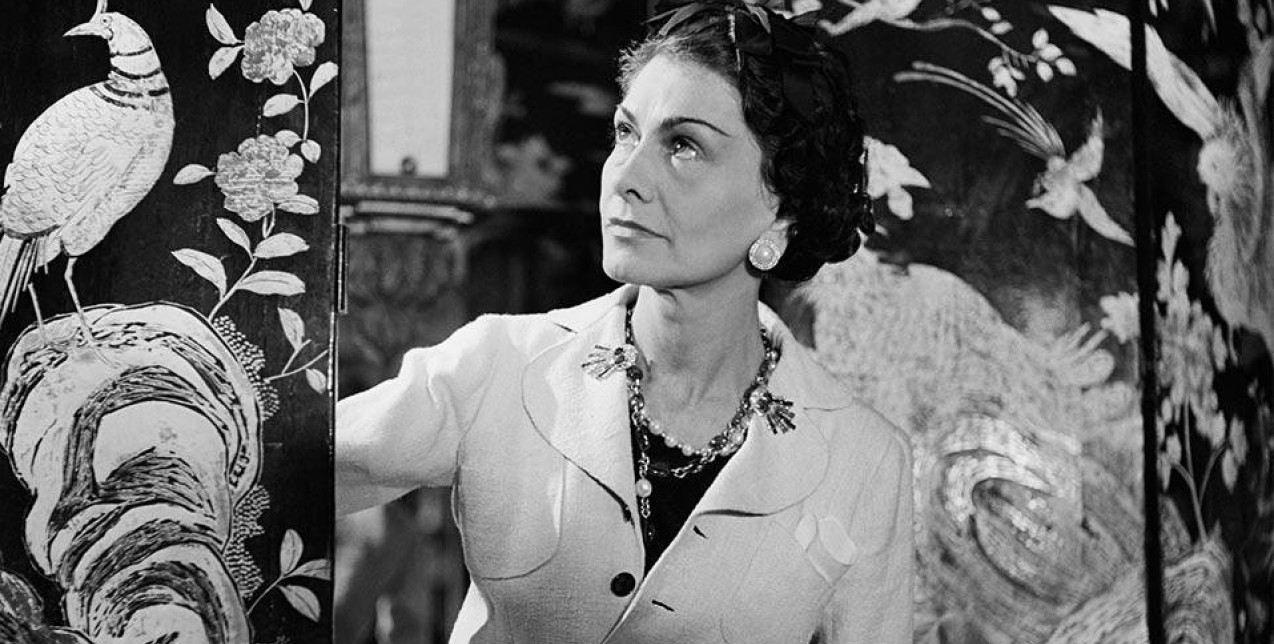 Coco Chanel: Σαν σήμερα γεννήθηκε η γυναίκα που καθόρισε τη μόδα