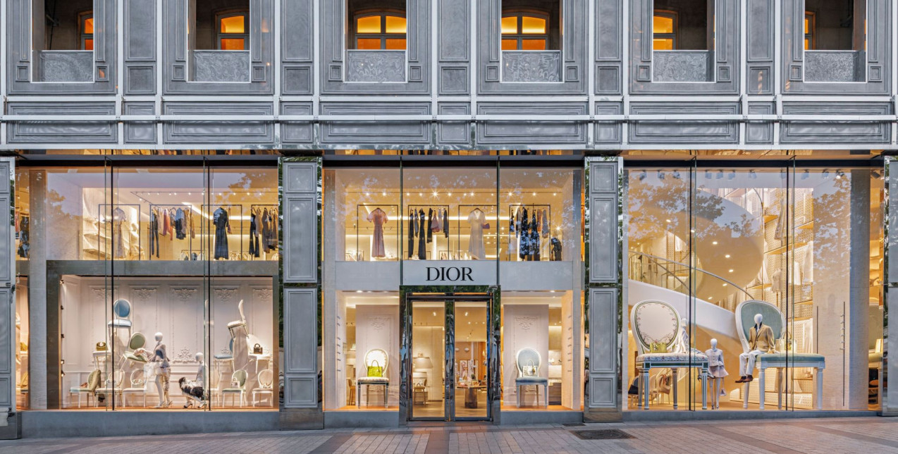 Ο οίκος Dior μετατρέπει τις βιτρίνες της παριζιάνικης boutique του σε μικρά έργα τέχνης