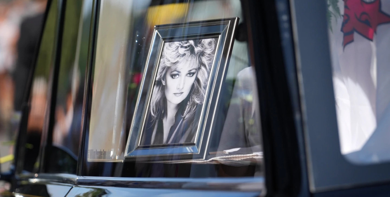 Το τελευταίο «αντίο» στη Bonnie Tyler: Κόσμος, μουσική και συγκίνηση για τη θρυλική φωνή της Ουαλίας