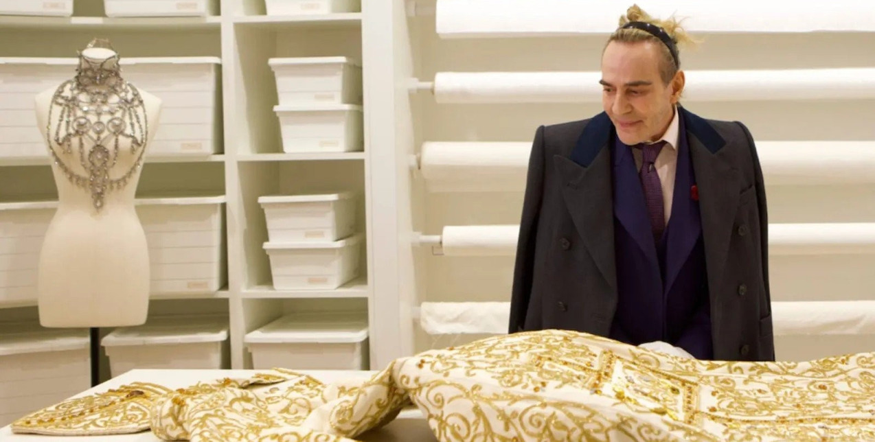Met Gala 2027: Γιατί η επιλογή του John Galliano έχει ήδη διχάσει τον κόσμο της μόδας;