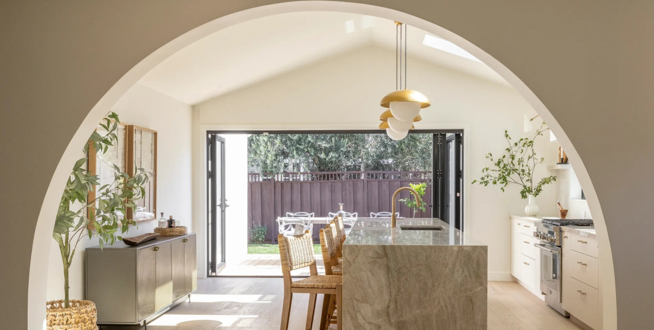 Η λευκή κουζίνα και οι νέοι κανόνες του interior design που τις φέρνουν και πάλι στο προσκήνιο