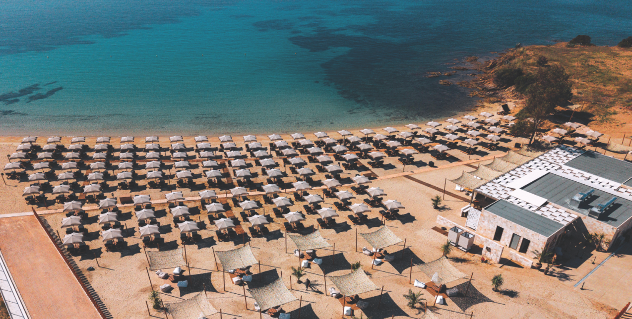 Το beach bar της Χαλκιδικής που δίνει ﻿πολυτελή τόνο στις καλοκαιρινές αποδράσεις ﻿δίπλα στη θάλασσα