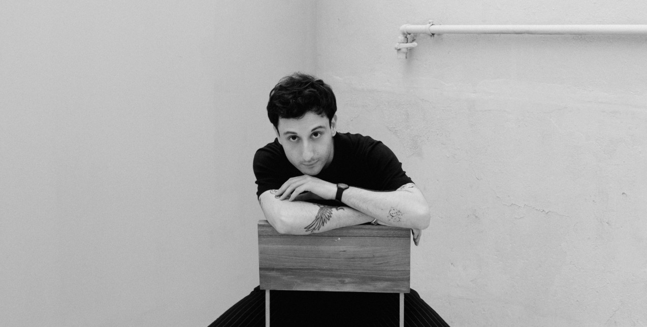 Face to Face με τον Κωνσταντίνο Σπυρόπουλο: «Αν η Biennale αλλάξει έστω και λίγο τον τρόπο που κοιτάμε τον τόπο, τότε έχει πετύχει κάτι ουσιαστικό»