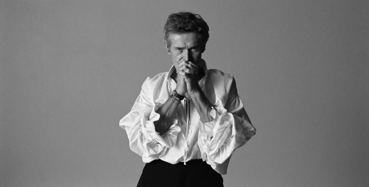 Ο Willem Dafoe φωτογραφίζεται και μιλά για την τέχνη, τη ζωή και την ανάγκη να παραμένει πάντα σε κίνηση