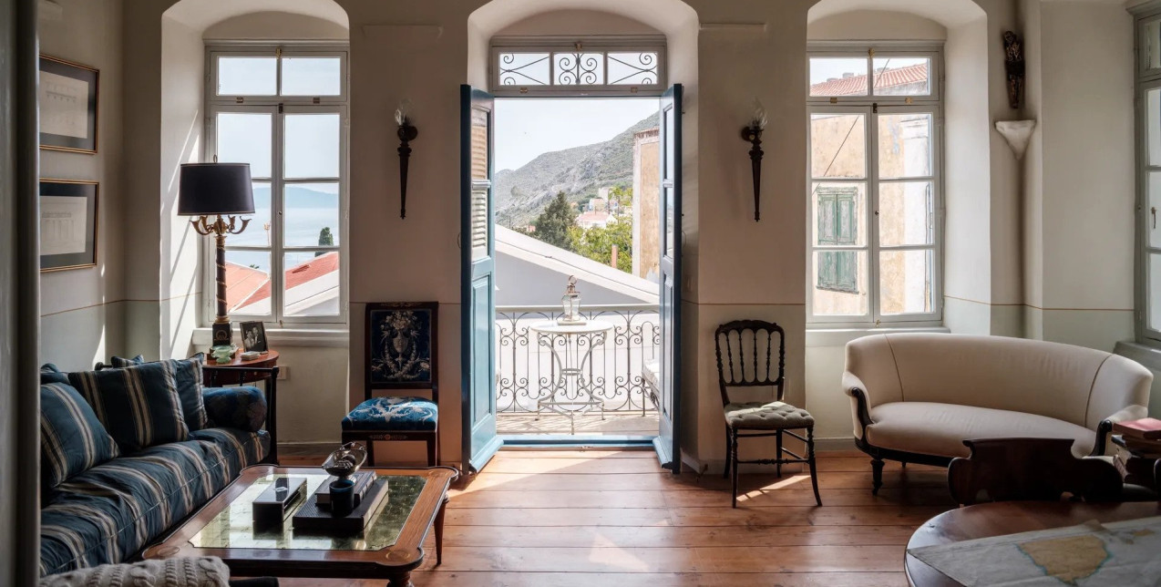 Μια ιστορική κατοικία στη Σύμη που αναγεννήθηκε με αυθεντικά στοιχεία και ευρωπαϊκά vintage έπιπλα