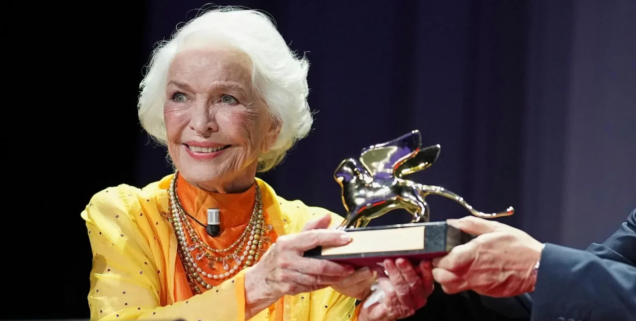 Στα 93 της, η ηθοποιός Ellen Burstyn αποδεικνύει ότι η ηλικία είναι απλώς ένας αριθμός