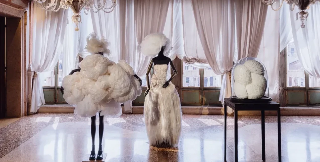 Η Fondazione Dries Van Noten παρουσιάζει το πρώτο της βιβλίο, ενώνοντας τη μόδα, την τέχνη, το design και τη χειροτεχνία