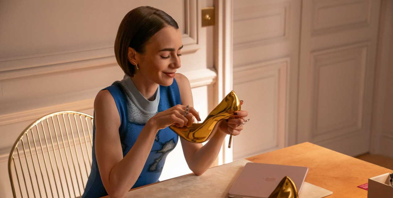 Οι πρώτες εικόνες από τον επίλογο του Emily in Paris κυκλοφόρησαν και φέρνουν μαζί τους νέες ιστορίες, σχέσεις και μια εντυπωσιακή γκαρνταρόμπα