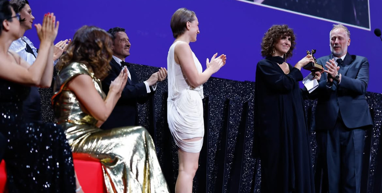 Φεστιβάλ Βενετίας 2026: Ο Χρυσός Λέοντας στο Woman Unknown και η ελληνική διάκριση για τη Ζακλίν Λέντζου