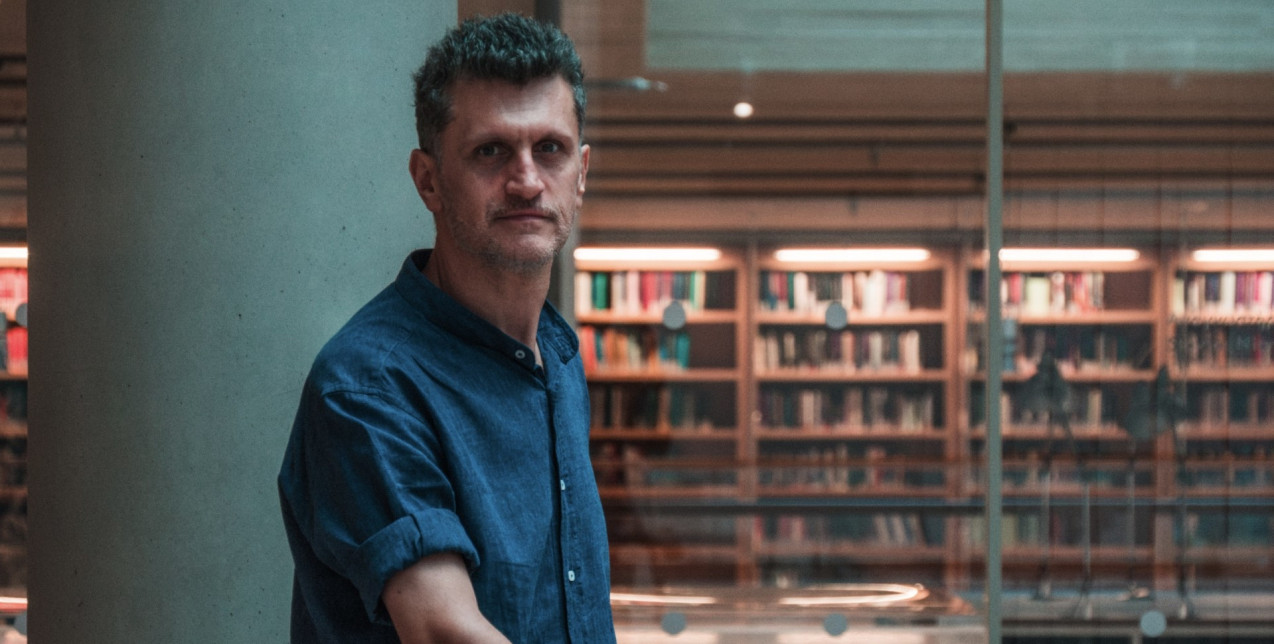 Face to Face με τον Κώστα Πράπογλου: «Μια έκθεση συνεχίζει να υπάρχει όταν υπερβαίνει τη διάρκειά της και εγγράφεται στη συλλογική μνήμη»