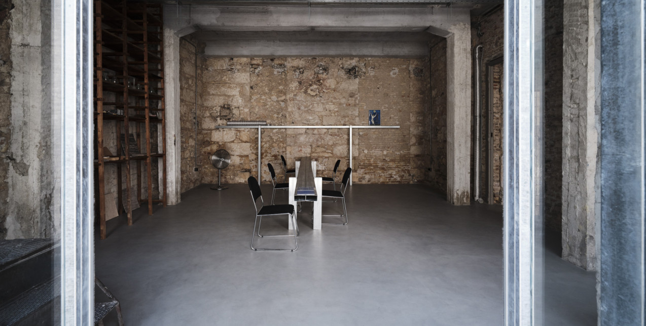 Το Office Showroom ανοίγει ένα νέο κεφάλαιο για την τέχνη στον Πειραιά