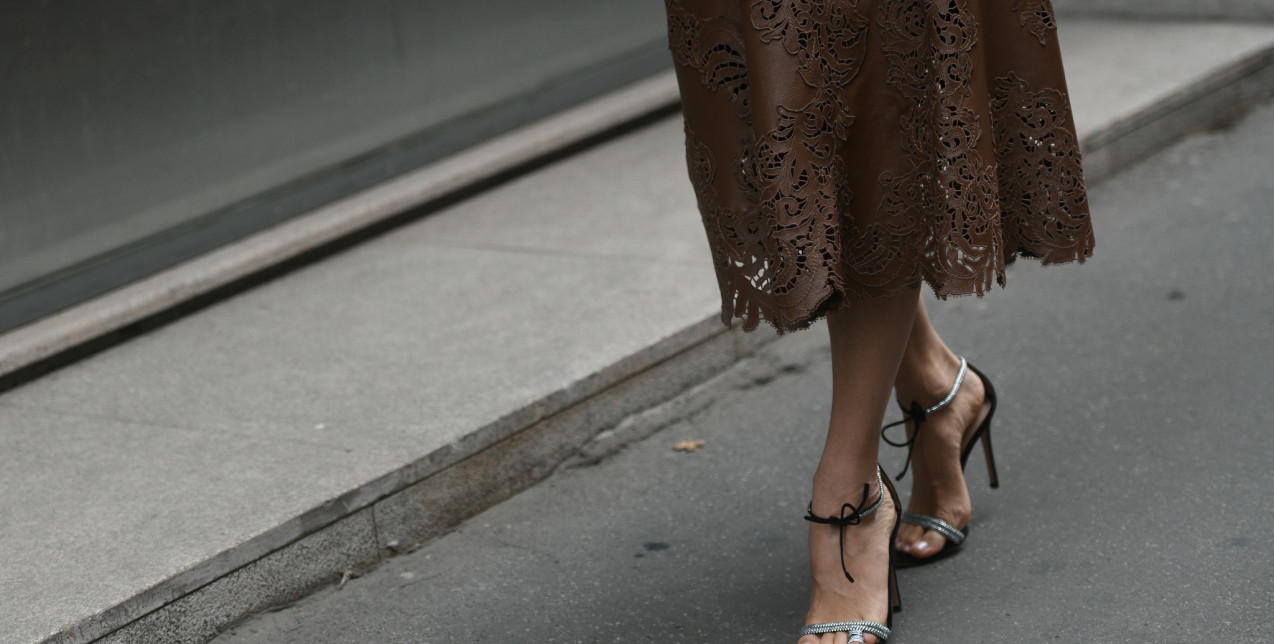 4 cool τρόποι να φορέσουμε τη midi skirt το φθινόπωρο
