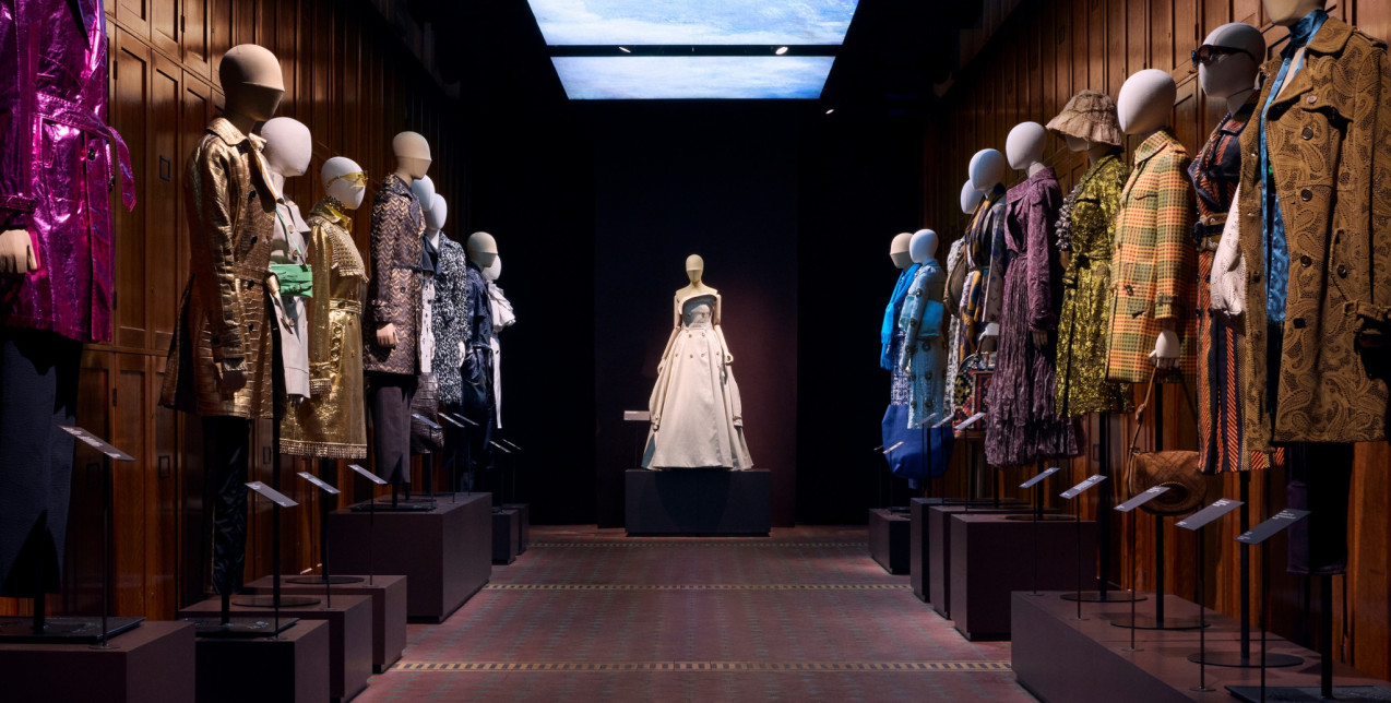 Sneak peek στην έκθεση του V&A Museum που αποκαλύπτει την ιστορία του διαχρονικού Burberry trench coat