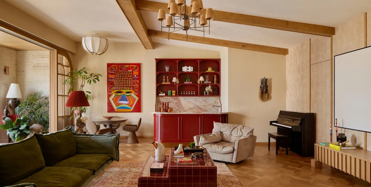 Ένα ζεστό διαμέρισμα στη Mumbai που μοιάζει με chalet, παρότι βρίσκεται στον 17ο όροφο ενός ουρανοξύστη
