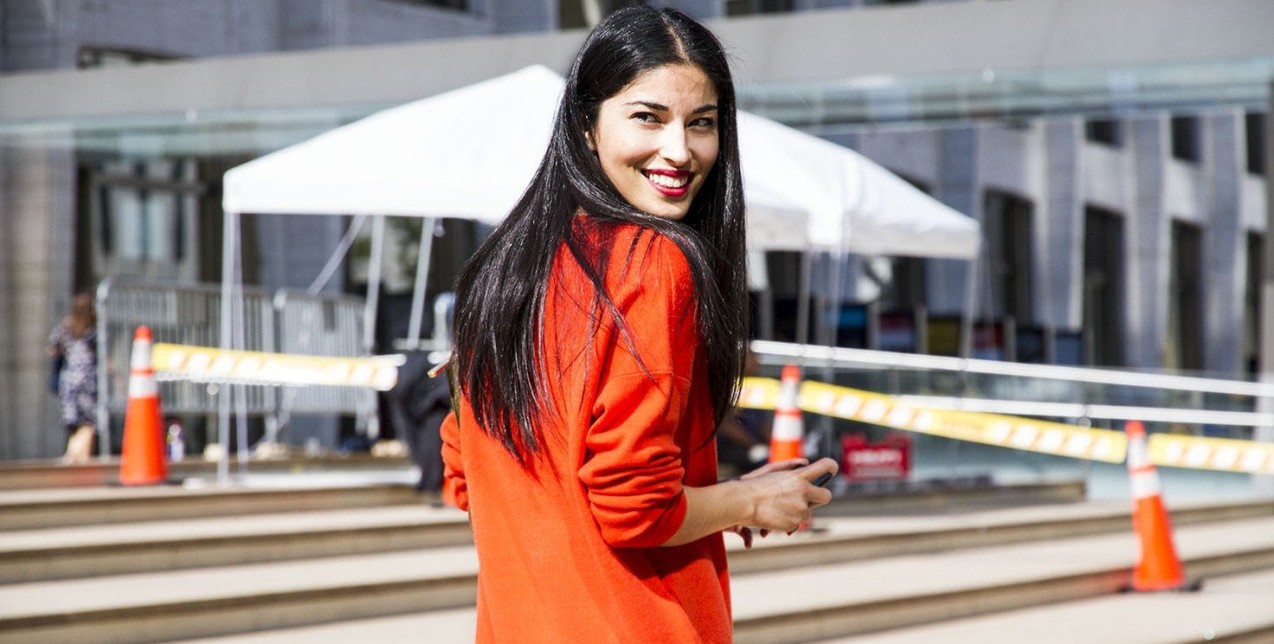 Μάθετε πώς η Caroline Issa απογειώνει το easy chic look