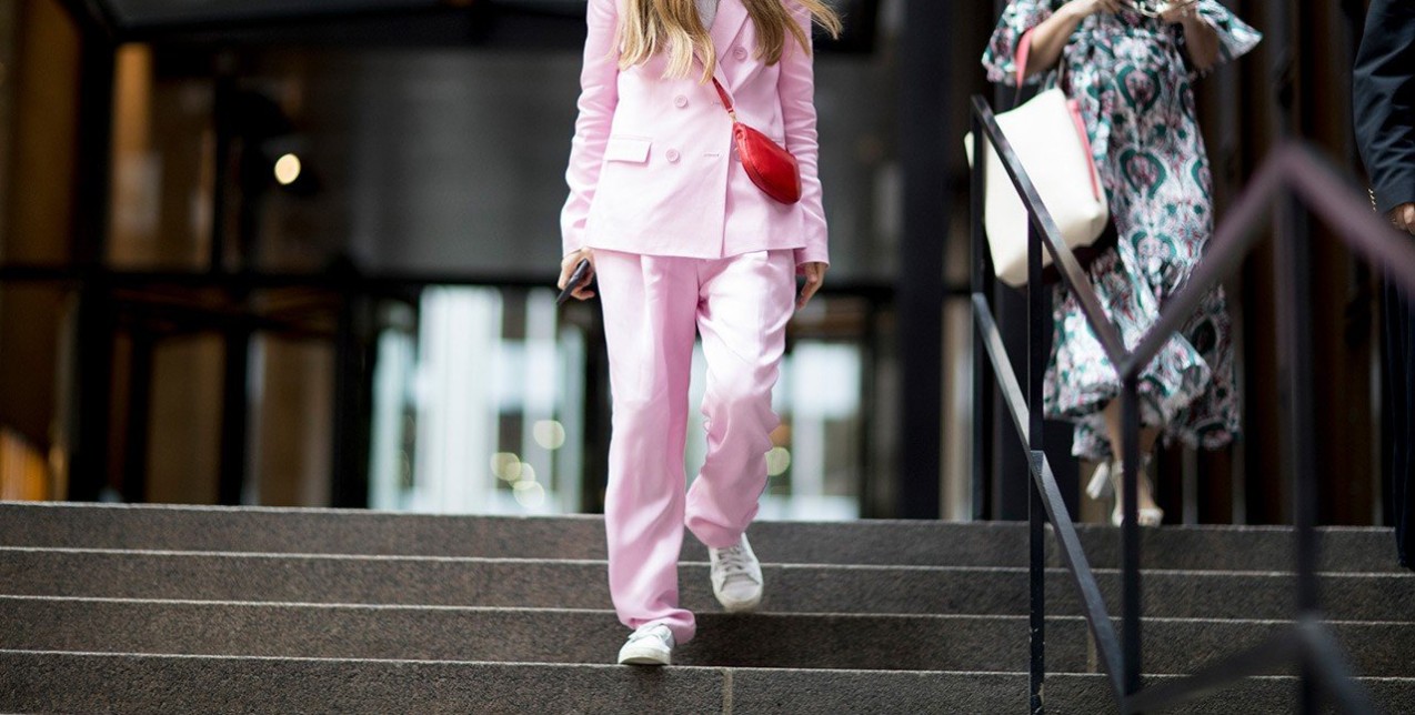 Τα office looks με αθλητικά που θέλουμε να αντιγράψουμε