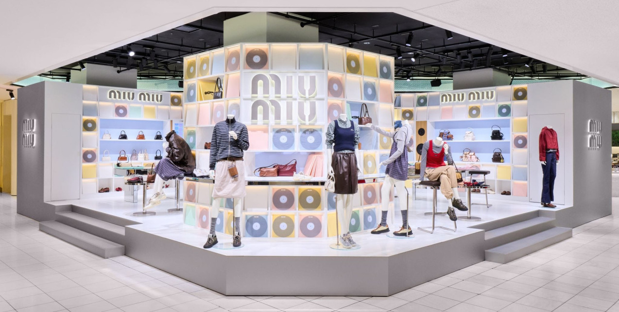 Το Miu Miu Vinyl Club έγινε το iconic pop-up του οίκου που μετέτρεψε τη μόδα σε μουσική εμπειρία