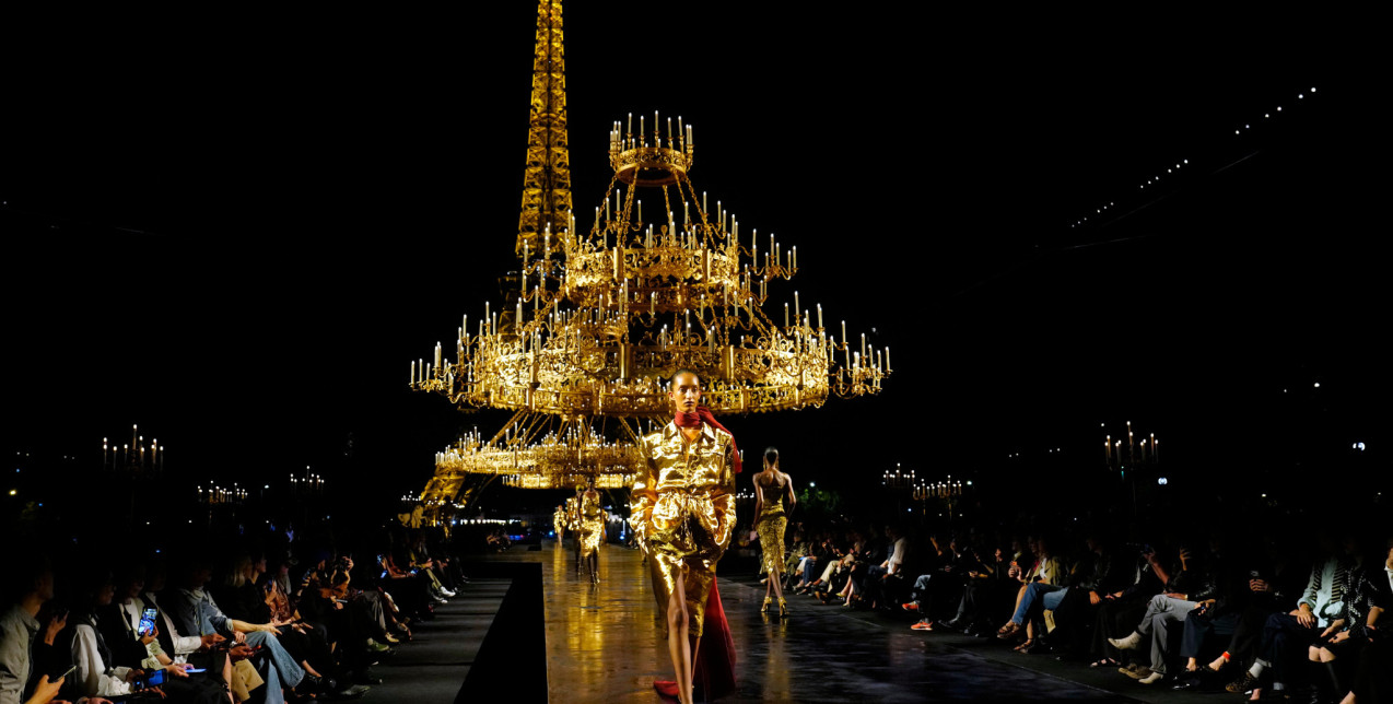 Οι εντυπωσιακοί chandleries του Saint Laurent μετέτρεψαν το Trocadéro σε ένα ballroom χωρίς τοίχους