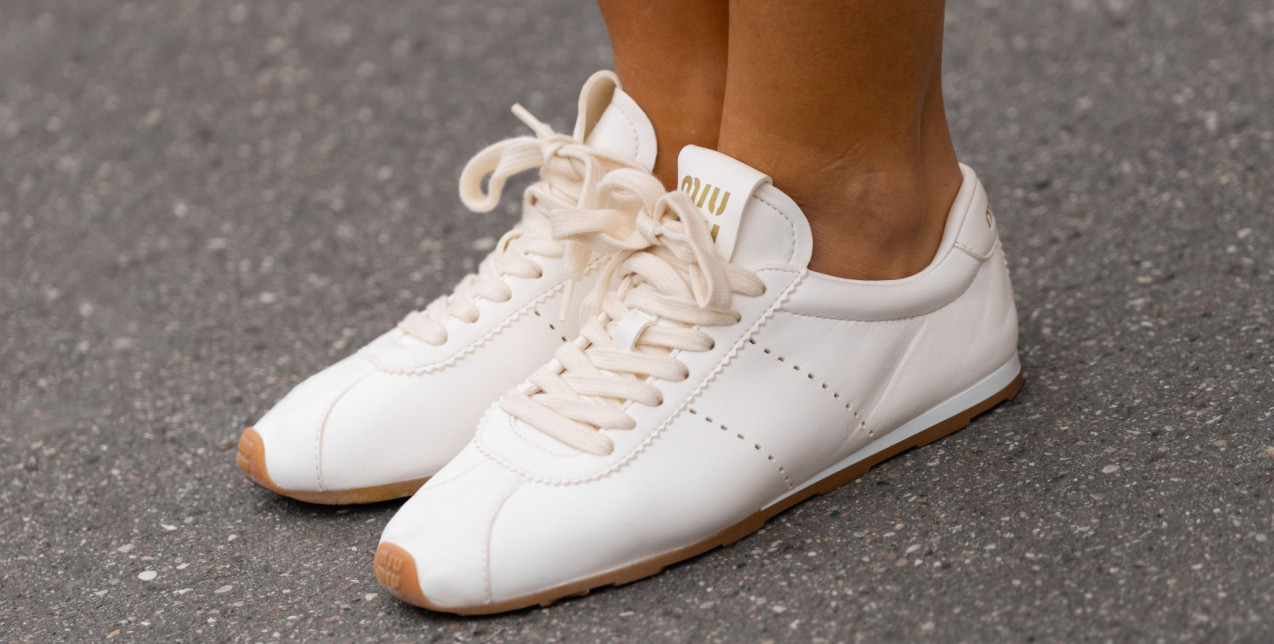 Λευκά sneakers: Πώς θα τα διατηρήσετε σαν καινούρια