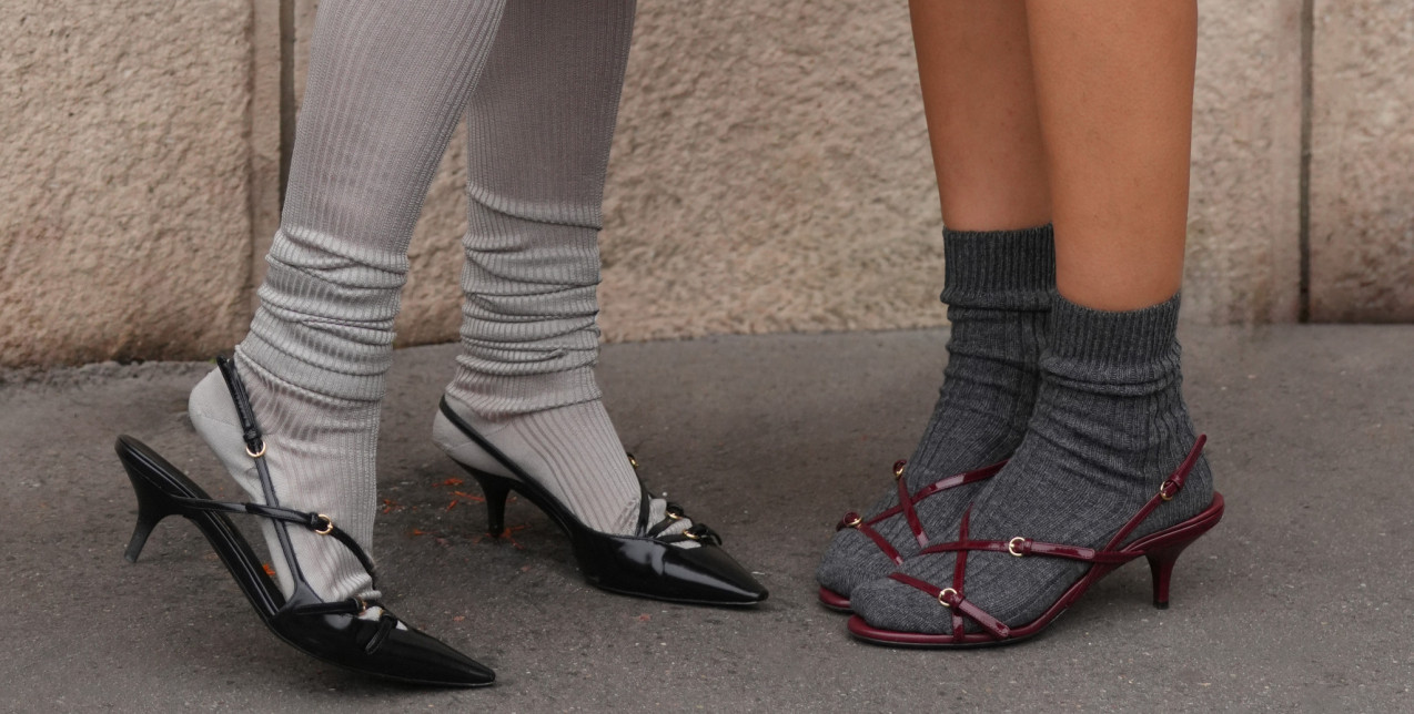 Socks & Slingbacks: Το πιο απρόσμενο fashion combo της σεζόν που θέλουμε να υιοθετήσουμε