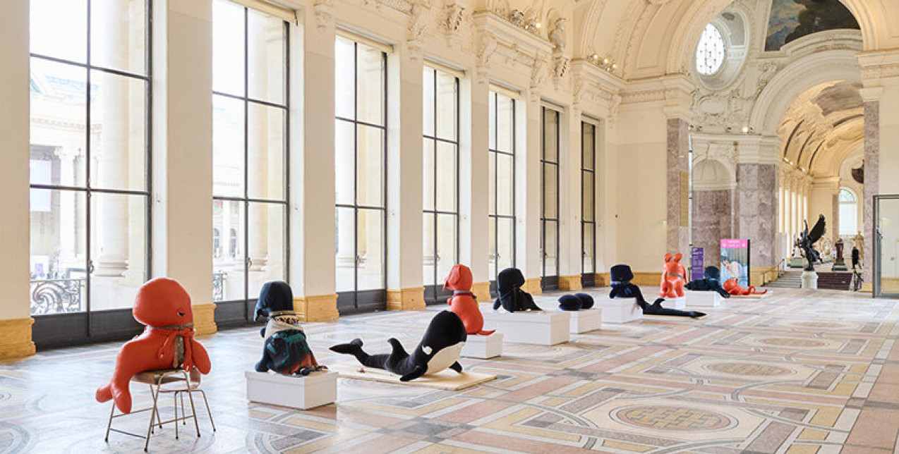 Τα λούτρινα πλάσματα της Cosima von Bonin κατακτούν το Petit Palais στο πλάισιο της Art Basel Paris