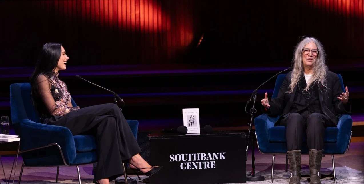 Patti Smith στη Dua Lipa: «Σήμερα, τα λάθη σας γίνονται δήμοσια και εσείς πρέπει να ζείτε με αυτό»