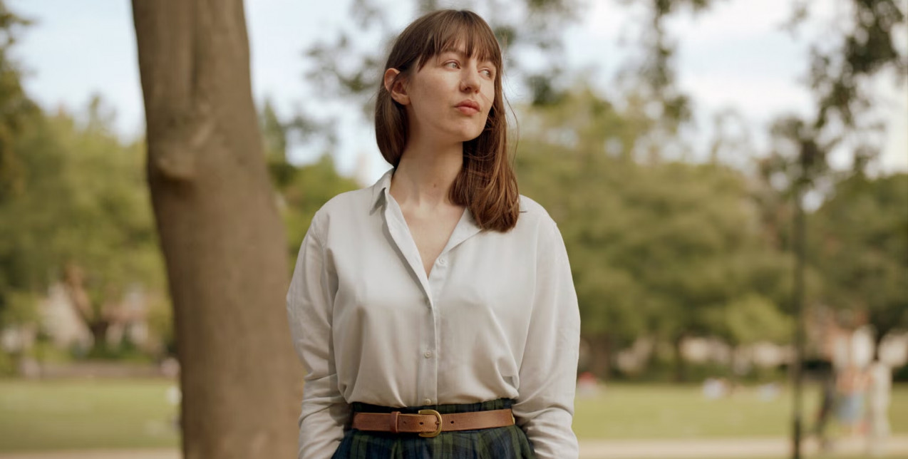 Sally Rooney: Γιατί τα βιβλία της αποσύρονται από τη Βρετανία και ποιοι διάσημοι στέκονται στο πλευρό της;