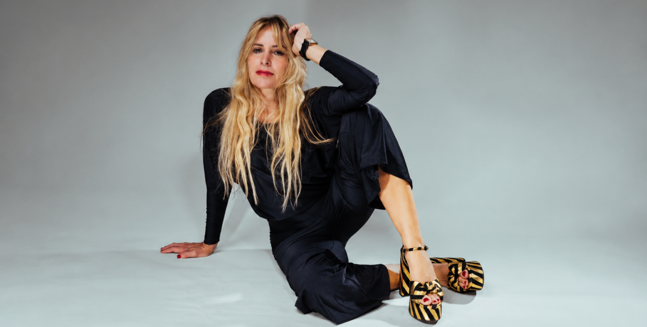 Η Αθήνα έχει τη δική της Carrie Bradshaw: Ανοίγοντας το ημερολόγιο της Τζούλη Αγοράκη