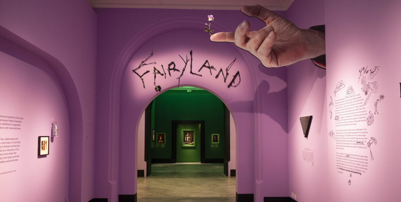Η έκθεση “Fairyland: Love and Legends” του Tim Walker στο Λονδίνο γιορτάζει την queer ιστορία μέσα από 250 φωτογραφικά πορτρέτα