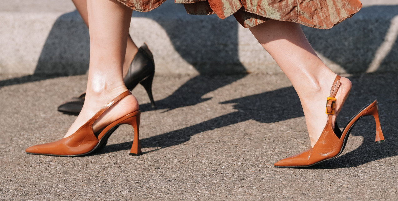 Slingbacks: 4 τρόποι να τα φορέσετε σε outfits που εντυπωσιάζουν
