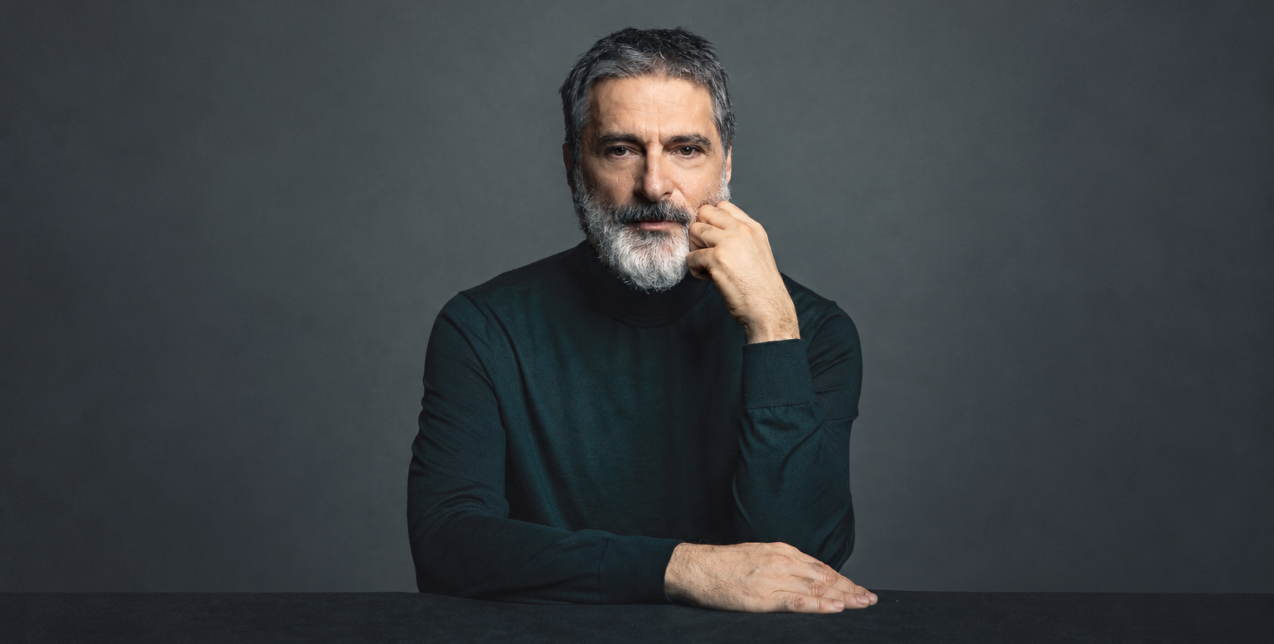 Ο Γιώργος Κουμεντάκης μιλά στο GLOW για τις εκπλήξεις της νέας σεζόν και το προσωπικό στοίχημα της Εθνικής Λυρικής Σκηνής