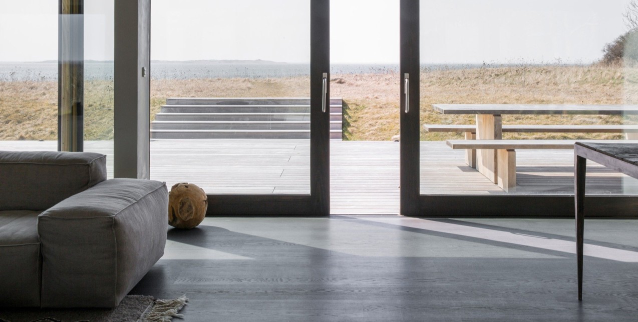 Πώς ένα σπίτι μπροστά σε μια παραλία της Δανίας γίνεται ένα με το τοπίο