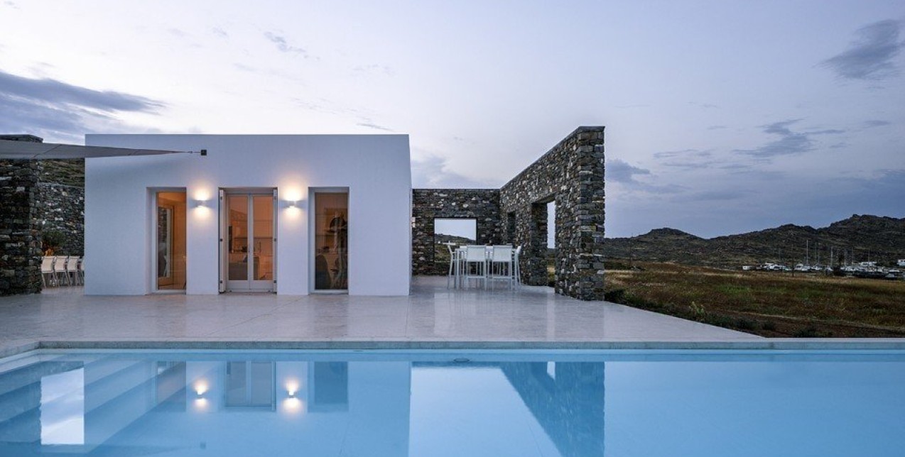 Μια πέτρινη αγκαλιά προστατεύει το Hug house στη Νάουσα της Πάρου 