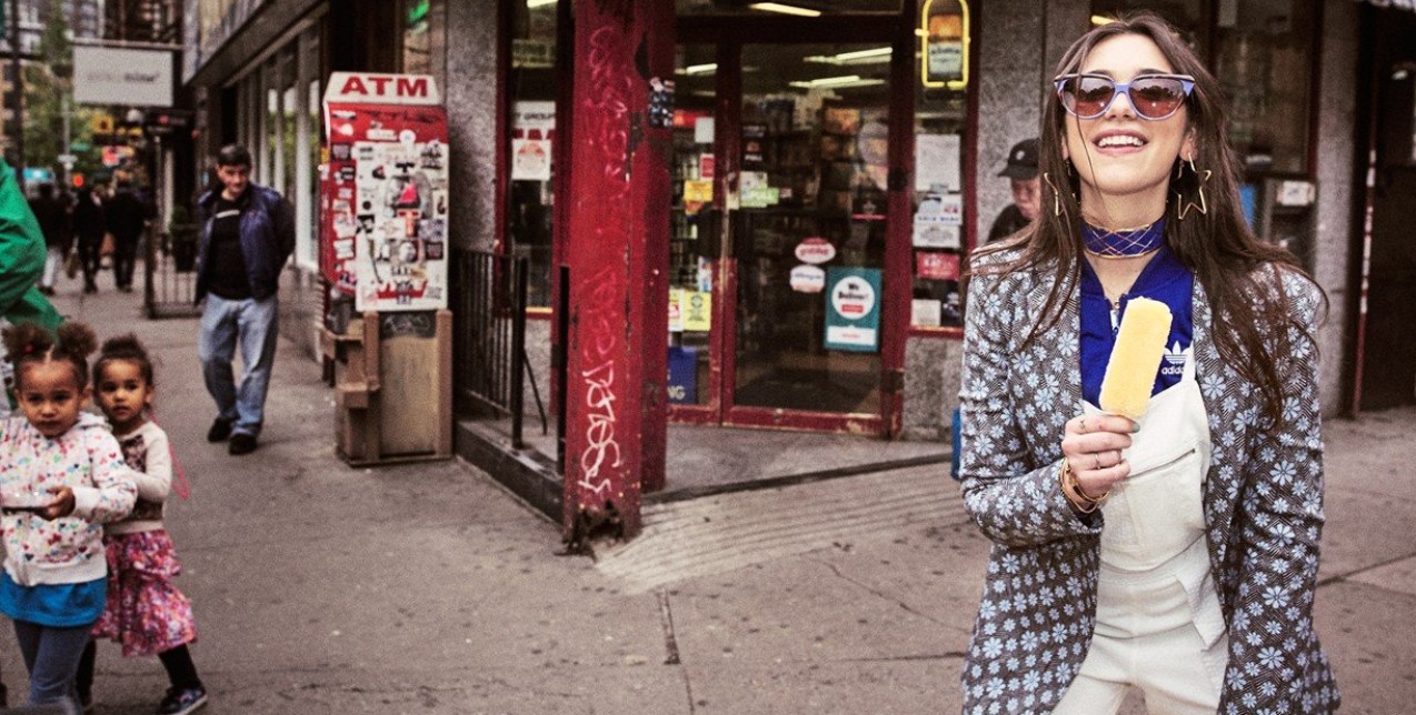 Υιοθετήστε το 90's style της Dua Lipa