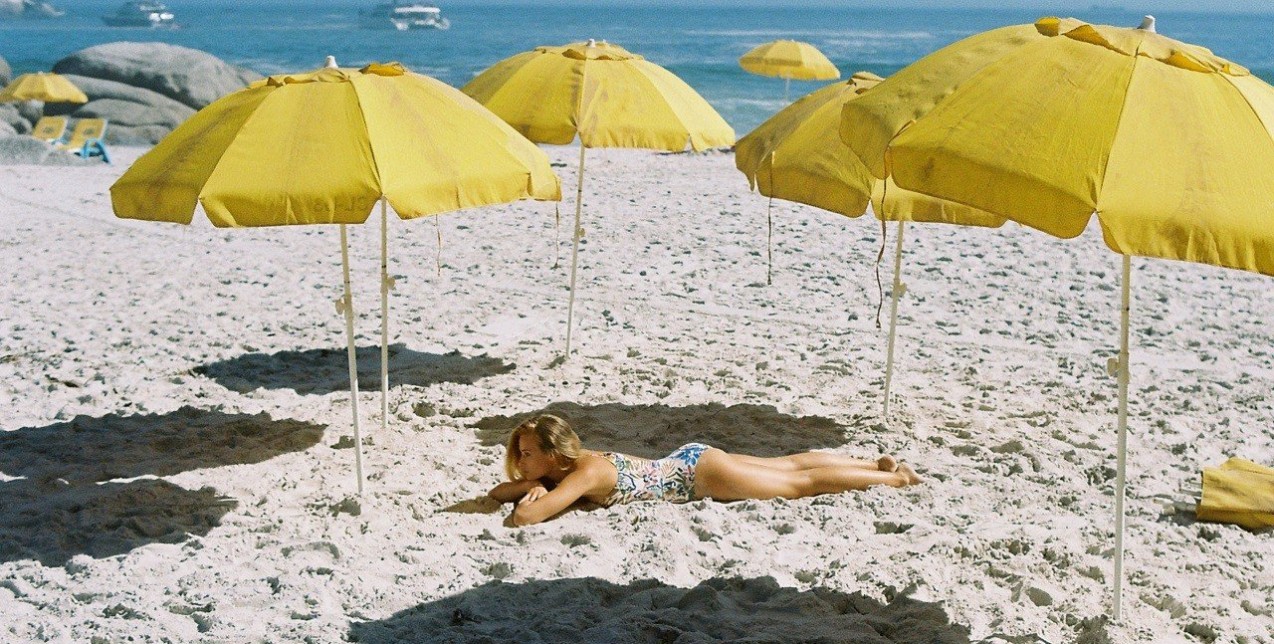 Μια σχεδιάστρια μαγιό που ξεχωρίζει για τη ρομαντική αισθητική της