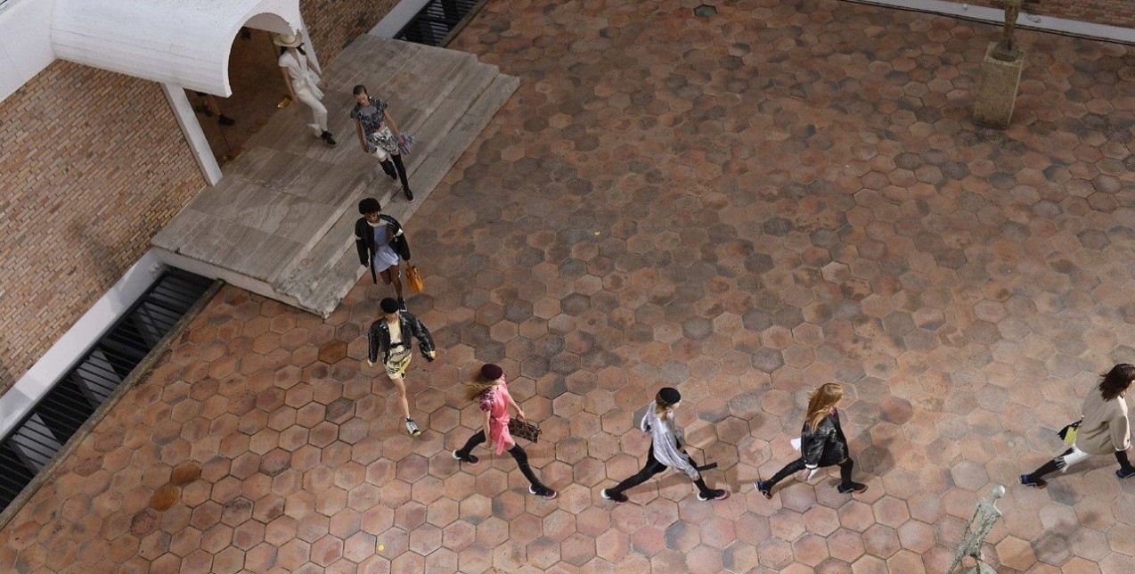 Η μόδα συνάντησε την τέχνη στο Louis Vuitton Cruise 2019 fashion show