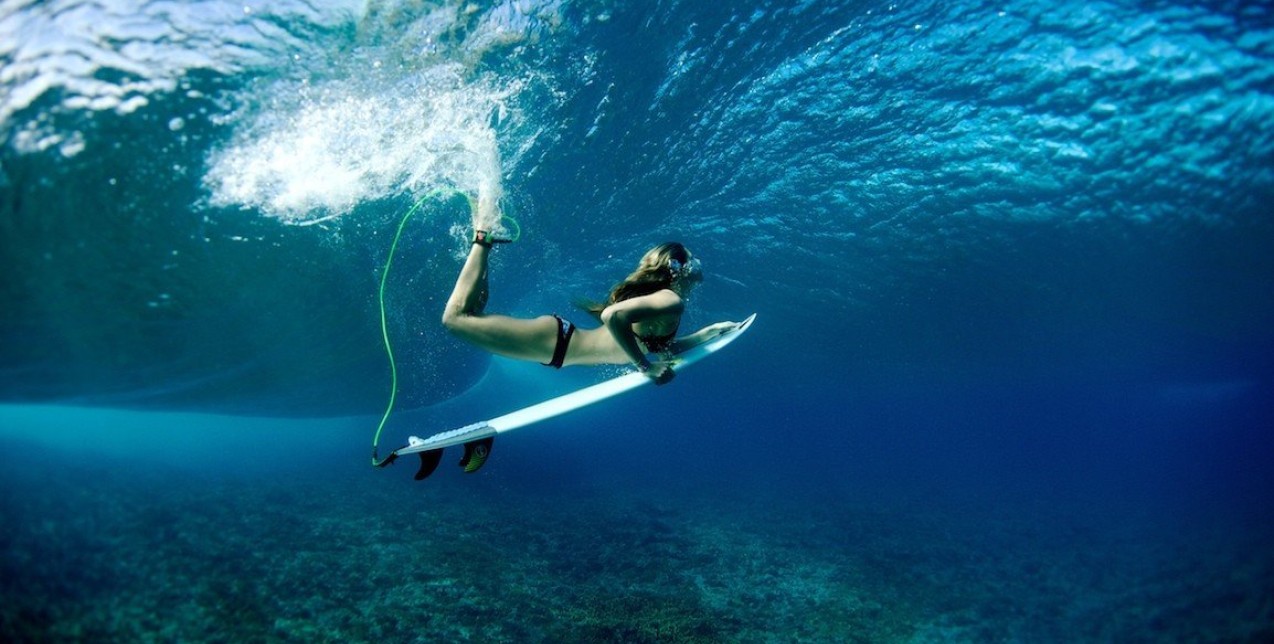 Οι ασκήσεις στη θάλασσα που θα μεταμορφώσουν το σώμα σας