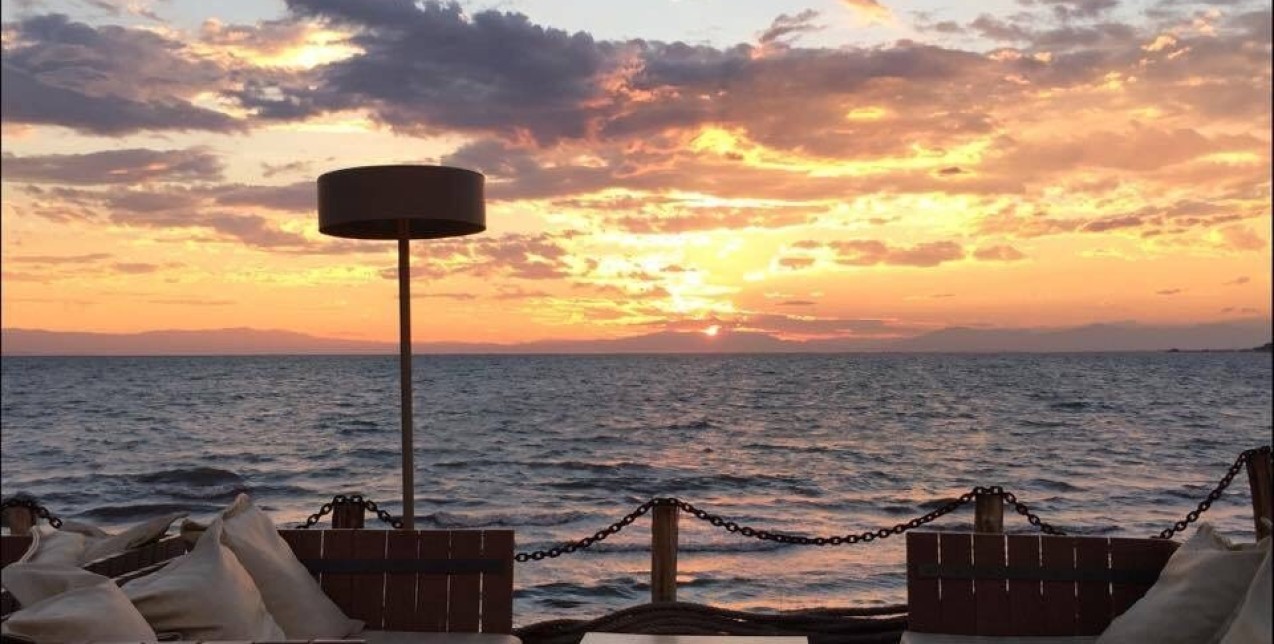 Η ομάδα του GLOW.GR ξεχωρίζει τα αγαπημένα της σημεία με θέα θάλασσα