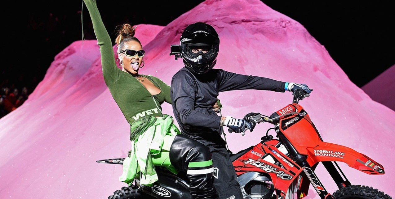Τα mules της Rihanna κι άλλα athleisure κομμάτια που λατρέψαμε