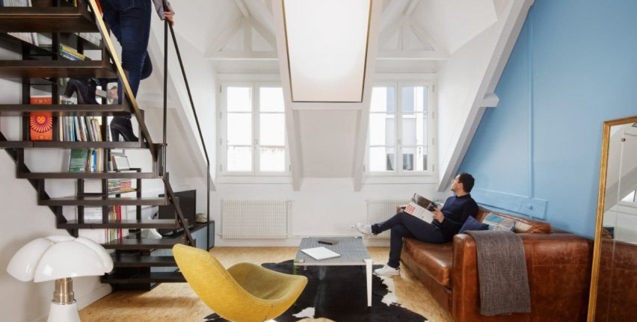 Μια μοντέρνα σοφίτα στο Παρίσι με βασικό υλικό διακόσμησης το OSB