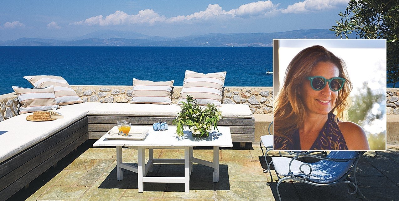 Η Δάφνη Ζουμπουλάκη μας ξεναγεί στο σοφιστικέ καταφύγιό της στην Ύδρα