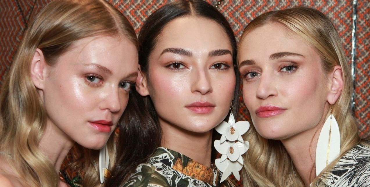 Οι makeup artists σας αποκαλύπτουν πώς να εφαρμόσετε το ρουζ σας 