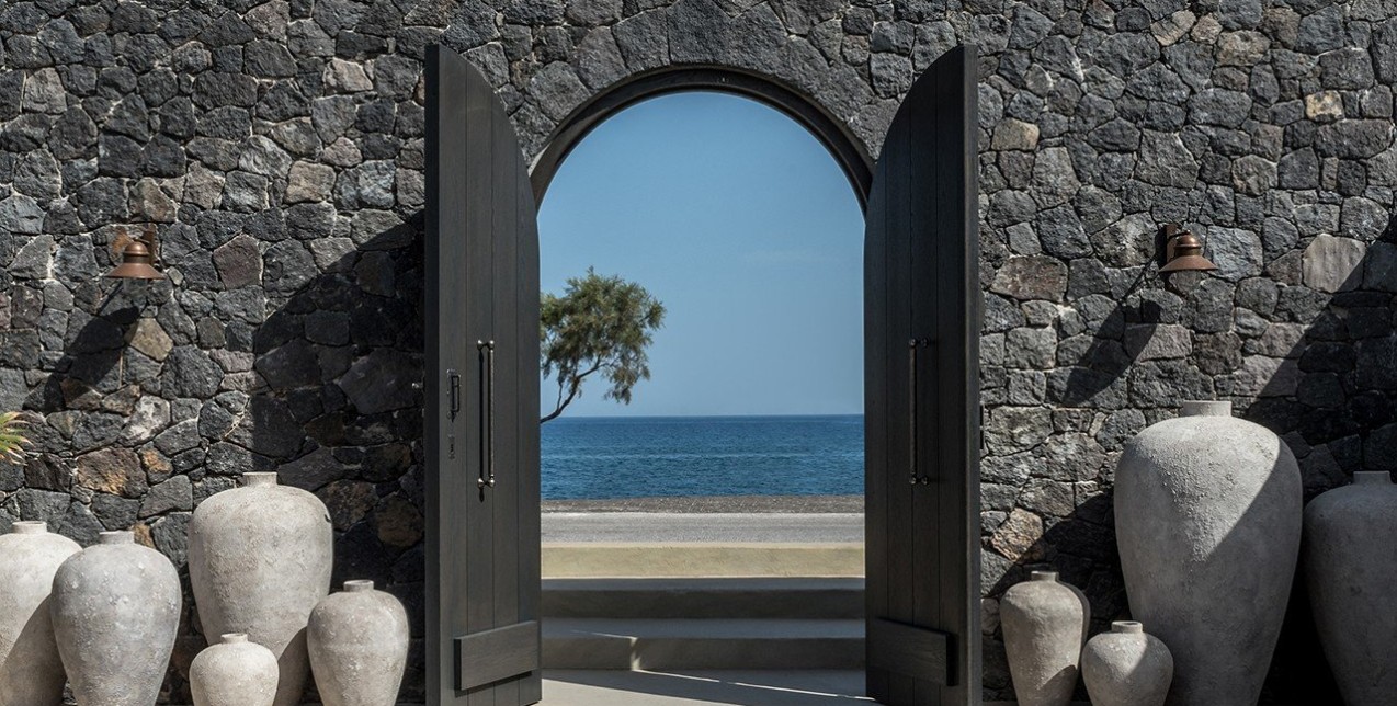 Οι αληθινές ιστορίες ανθρώπων εμπνέουν το νέο Ιstoria hotel στη Σαντορίνη