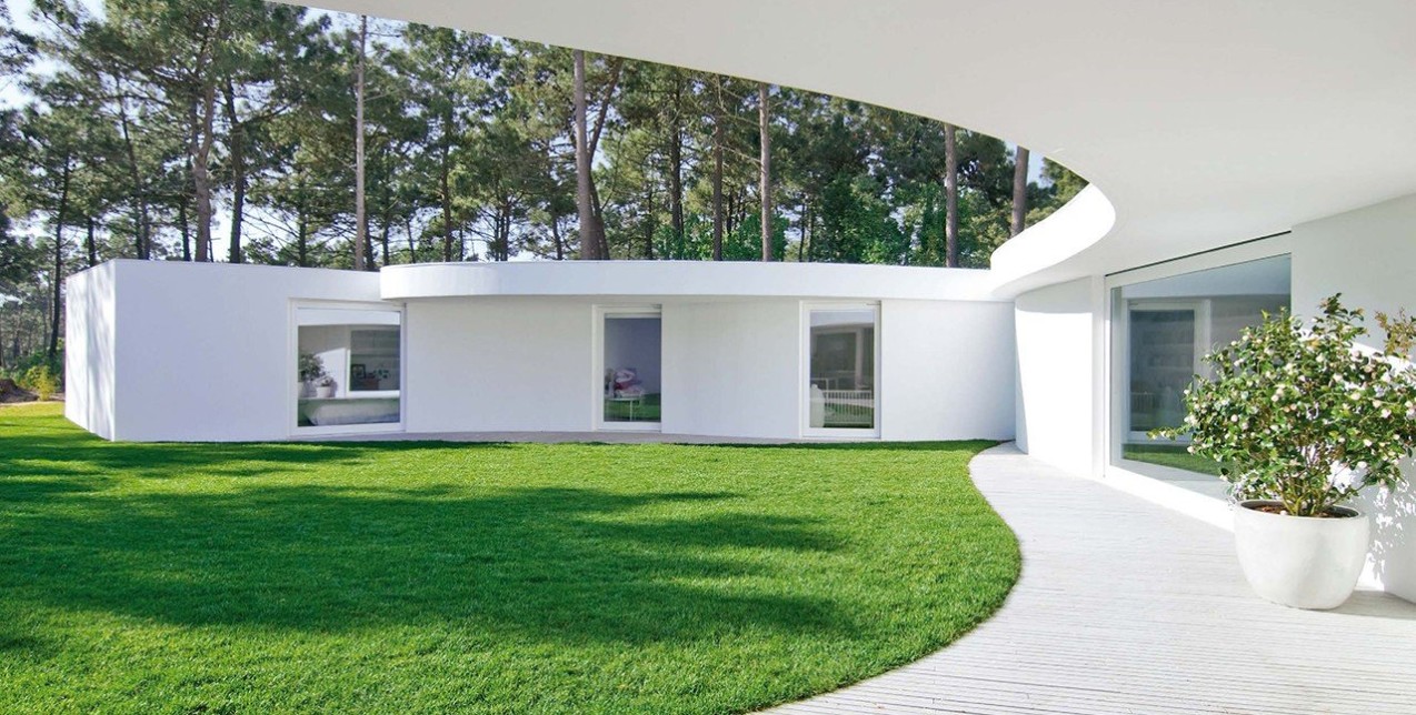 Μια κατοικία με οργανικό σχήμα που εντάσσεται απόλυτα στο περιβάλλον της 