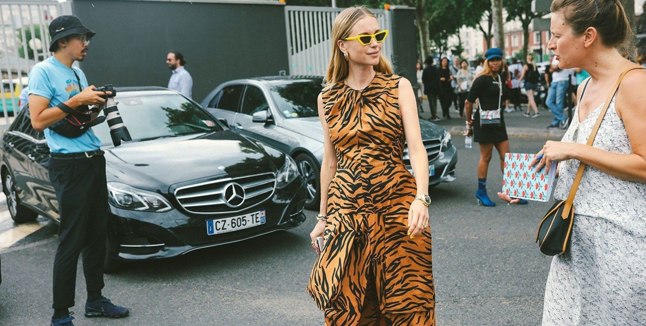 Βάλτε διάθεση και χρώμα στις εμφανίσεις σας με εμπριμέ φορέματα