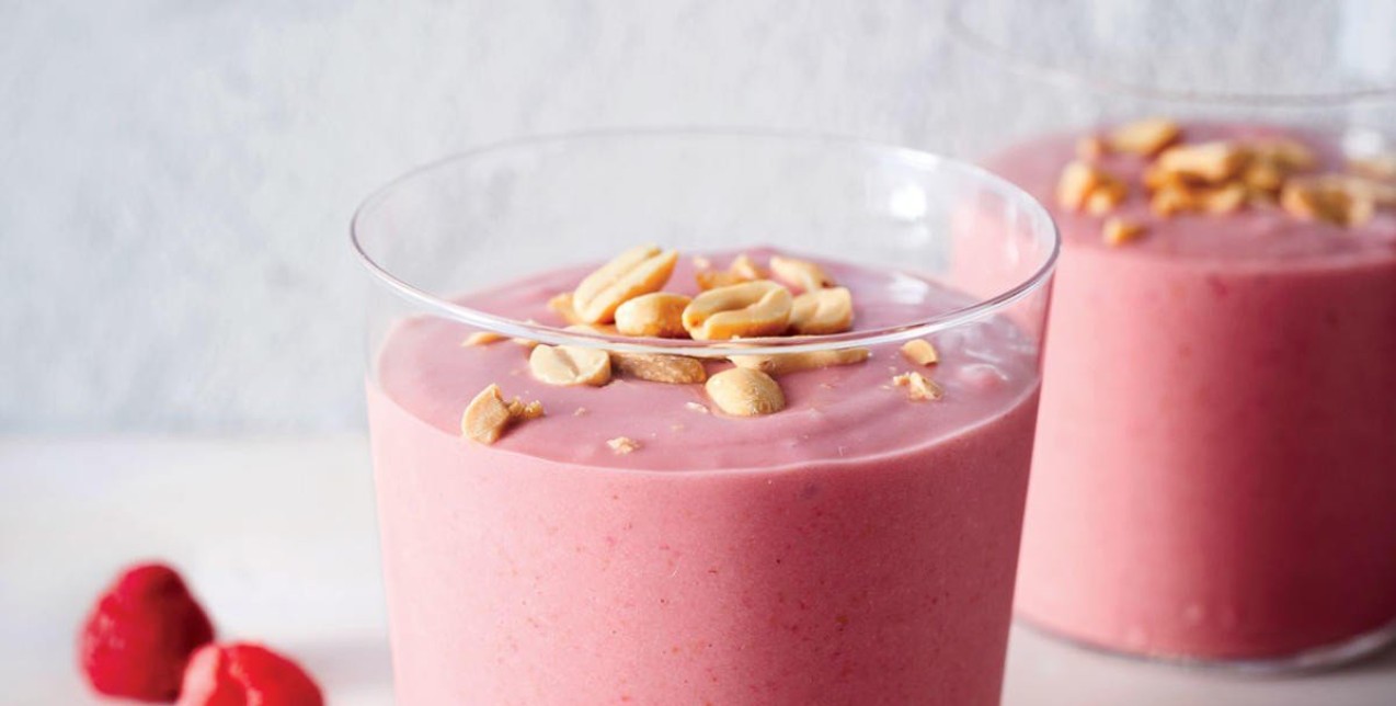 4 smoothies που θα σας κρατήσουν χορτάτες μέχρι το μεσημεριανό